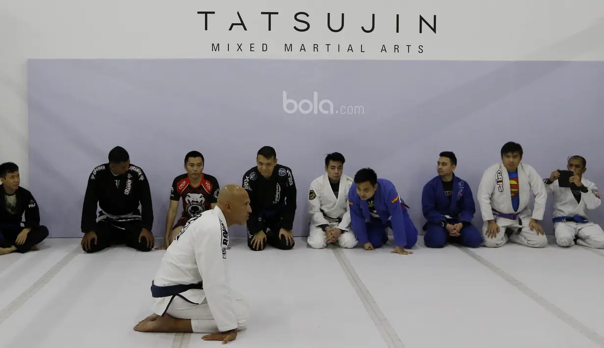 Legenda UFC, Royce Gracie, memberikan pelatihan MMA di South Quarter, Jakarta, Senin (17/7/2017). Kedatangan pria asal Brasil tersebut untuk memberikan pelatihan sekaligus meresmikan Tatsujin MMA Indonesia. (Bola.com/M Iqbal Ichsan)