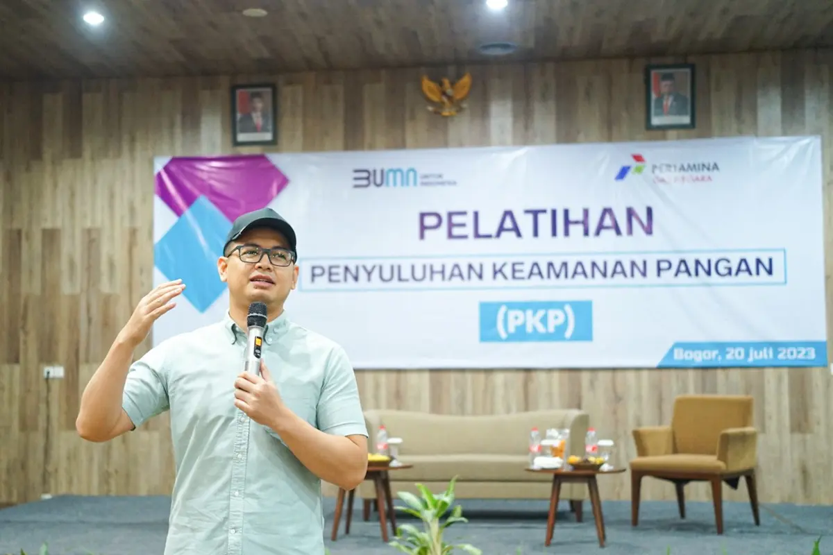 Tommy Kurniawan saat kegiatan Pelatihan Penyuluhan Keamanan Pangan yang diselenggarakan bersama mitra kerjanya.
