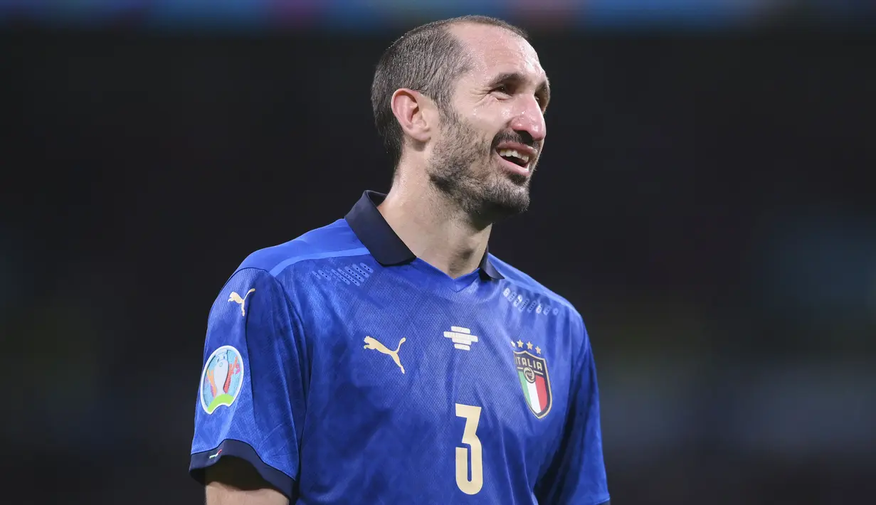 Giorgio Chiellini - Bek veteran ini lagi-lagi menunjukan ketangguhannya di lini belakang Timnas Italia. Tampil penuh sepanjang laga, pemain berusia 36 tahun itu melepaskan empat kali tekel sukses, dua intersep dan 5 sapuan. (Foto:AP/Laurence Griffiths,Pool)