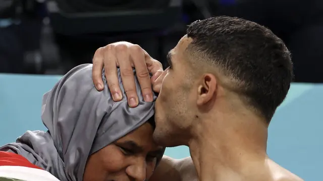 Potret Achraf Hakimi mencium sang ibunda di tribun penonton