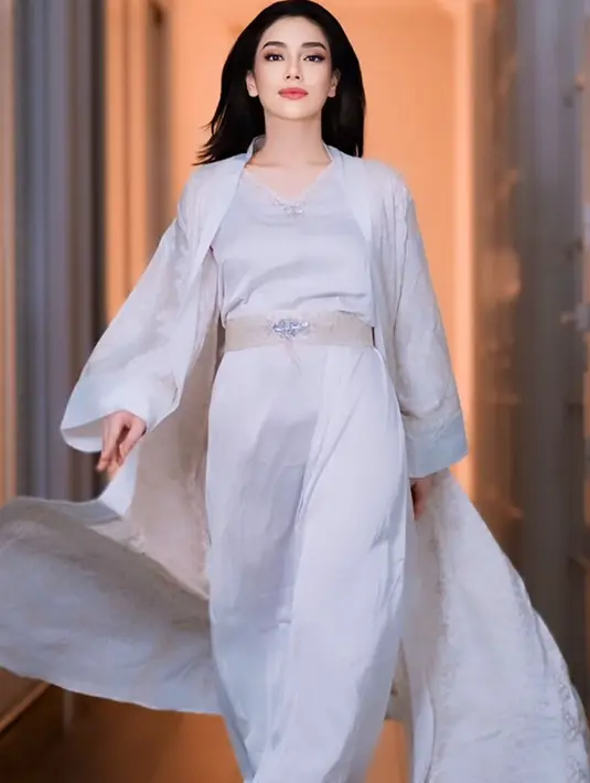 Kaftan yang serupa juga dikenakan sang putri, Amora Lemos. Namun Amora mengenakan kaftan dengan warna hijau mint. [@celine_evangelista]