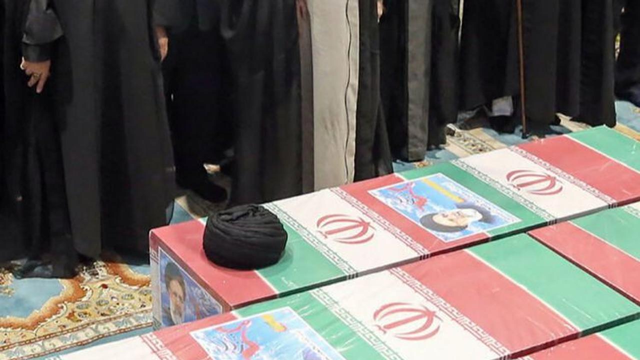Pemimpin Tertinggi Iran Ayatolla Khamenei saat menjadi imam salat jenazah Presiden Iran Ebrahim Raisi dan tujuh pendampingnya di Teheran, Iran, Rabu (22/5/2024).&nbsp;Foto: Iranian Supreme Leader's Website/AFP