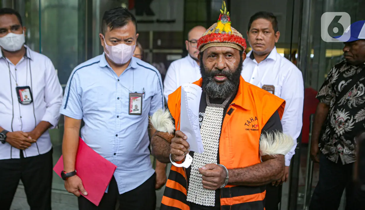 Adapun dalam perkara ini, KPK menduga, Ricky Ham Pagawak menikmati uang suap, gratifikasi, dan TPPU senilai Rp 200 miliar. Dari jumlah tersebut, KPK telah menyita berbagai aset Ricky dengan nilai mencapai puluhan miliar. (Liputan6.com/Faizal Fanani)