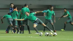 Ilija Spasojevic berusaha menangkap rekannya Osvaldo Haay saat sesi uji coba lapangan di Stadion Pakansari, Bogor, (26/4/2018). Indonesia melawan Bahrain pada laga perdana PSSI Anniversarry Cup 2018 . (Bola.com/Nick Hanoatubun)