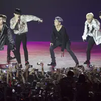 Boy Band asal Korea, Ikon saat penutupan Asian Games di SUGBK, Jakarta, Minggu (2/9/2018). (Bola.com/Vitalis Yogi Trisna)