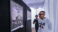 Exco PSSI, Arya Sinulingga melihat foto momen mantan pelatih Timnas Indonesia, Shin Tae-yong saat kembali ke Korea Selatan karya pewarta Bola.com, Bagaskara Lazuardi dalam pameran foto Media Cup 2025 bertema "Timnas Indonesia dari Masa ke Masa" di Cibis, Cilandak, Jakarta Selatan, Selasa (28/10/2025). (Bola.com/Bagaskara Lazuardi)