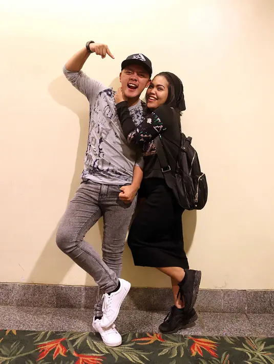 Bisa jadi karena terlahir dari ajang yang sama, dan merasa nyambung, Danang dan Weni menjadi kompak. Keduanya juga membantah bahwa tengah menjalin kasih. Keduanya mengakui bahwa hubungannya tak lebih sekedar sahabat. (Nurwahyunan/Bintang.com)