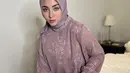 Margin juga mengenakan tunik rose taupe dengan motif elegan. Dipadukan dengan hijab warna senada dan celana putih. [Foto: @marginw]