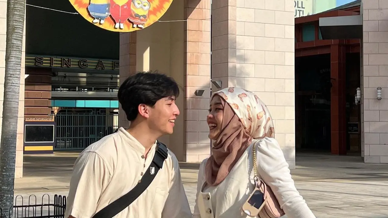 Putri Delina dan Jeffry Reksa di Singapura (Foto: Instagram @putridelinaa)
