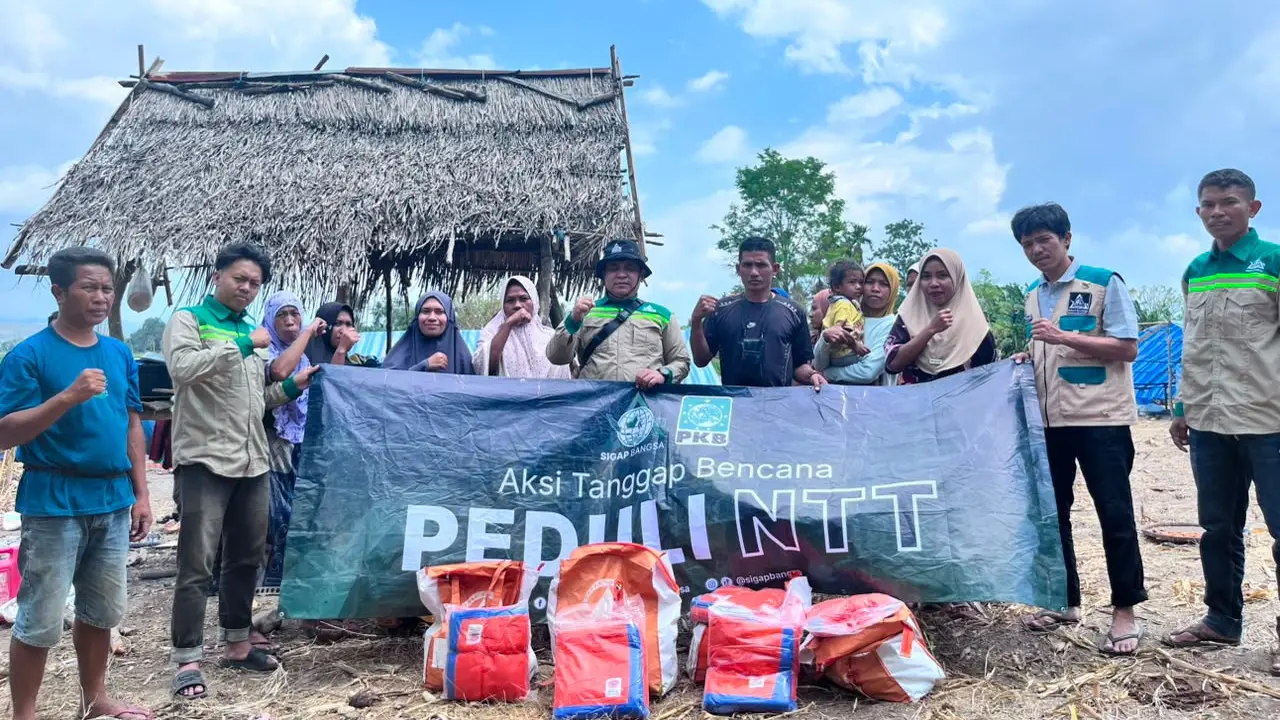 Tim Sigap Bangsa DPP PKB melakukan aksi kemanusiaan dengsn menyalurkan bantuan kepada masyarakat yang terdampak bencana gempa bumi di Kabupaten Manggarai Timur, Nusa Tenggara Timur (NTT) (Istimewa)