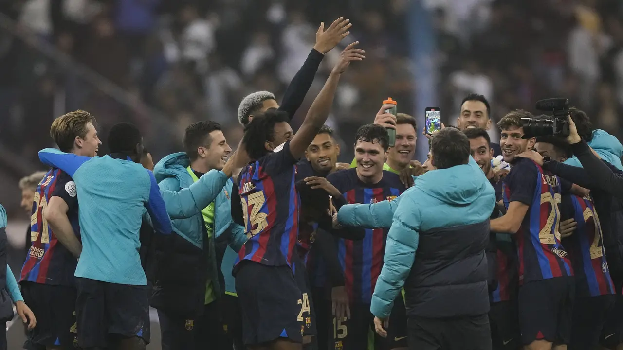 Foto: Girangnya Pemain Barcelona Setelah Raih Trofi Supercopa de Espana