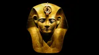 Topeng emas Raja Amenemope yang menjadi bagian dari pameran bertajuk "Ramses &amp; the Gold of the Pharaohs" di Museum Australia, Sydney, Australia, Selasa (21/112023). Pameran tersebut menampilkan koleksi artefak termasuk sarkofagus, mumi hewan, perhiasan, topeng kerajaan, jimat, dan harta karun emas yang memamerkan karya pengrajin Mesir. (AP Photo/Mark Baker)