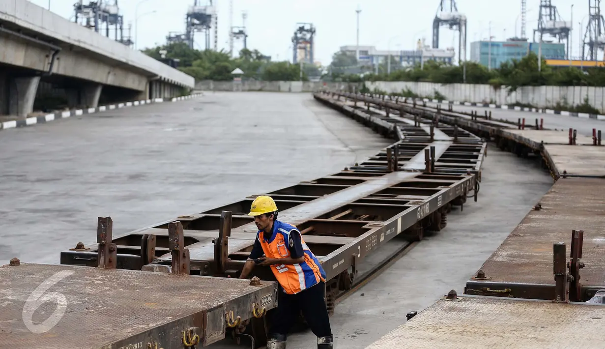 Jalur peti kemas ini dibangun atas kerja sama PT. Kereta Api Indonesia dengan PT. Mitra Adira Utama, PT. KA Logistik, dan PT. Multi Terminal Indonesia, Jakarta, Jumat (13/1). (Liputan6.com/Faizal Fanani)
