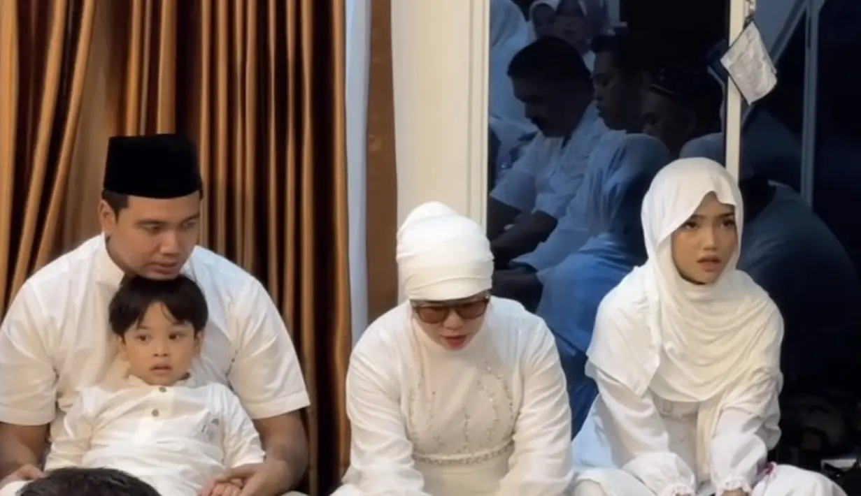 Fuji tampak mengenakan gamis putih dengan lengan kerut di bagian bawah. Dipadukan kerudung warna senada. [@fuji_an]