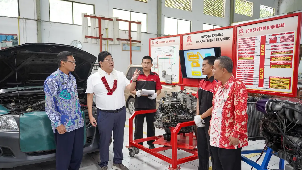 TMMIN Serahkan Donasi Toyota Fortuner Sebagai Alat Praktek SMKN 2 Salatiga