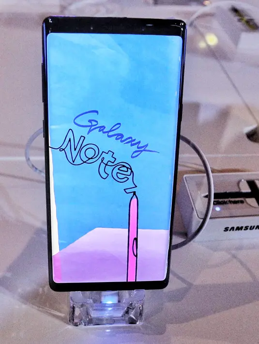 Samsung Galaxy Note 9 hadir dibekali dengan kecanggihan dari seri sebelumnya. Misalnya saja dari sisi baterai yang kini berkapasitas 4000 mAh, storage, RAM besar, S Pen dengan fitur terbaru dan canggih. (Liputan6.com/Faizal Fanani)