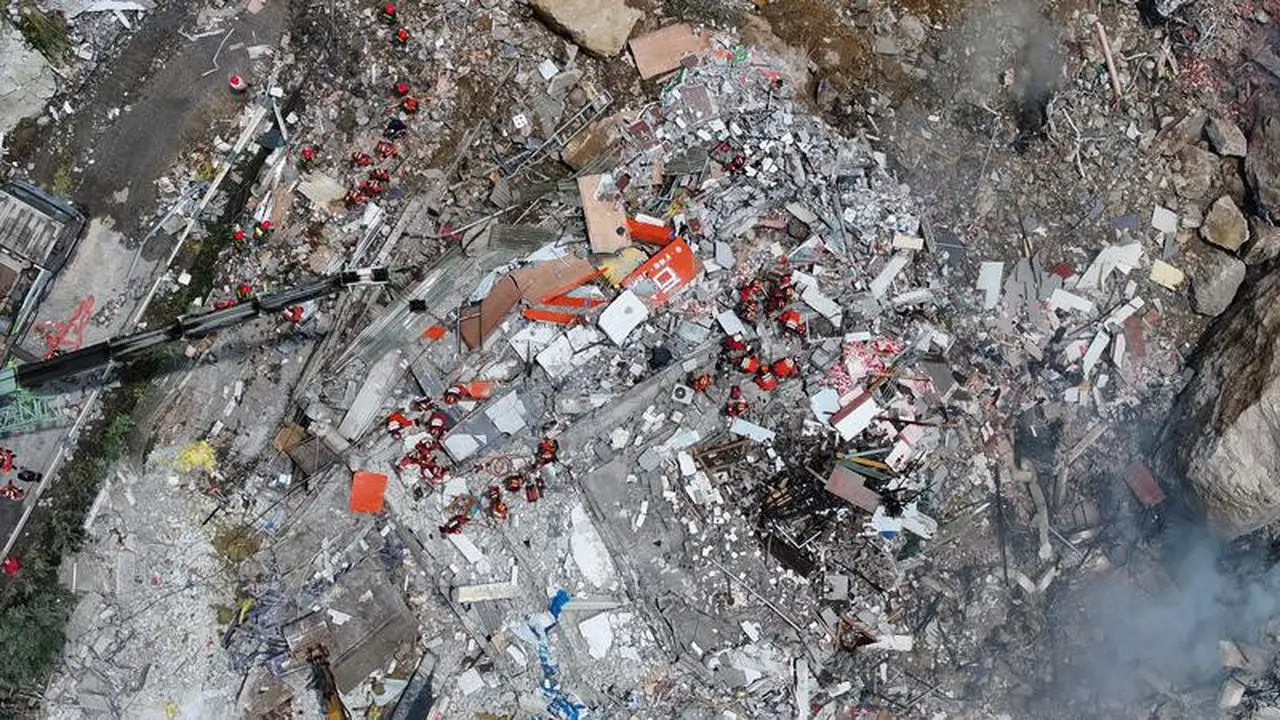 Tim penyelamat bekerja di lokasi longsor di sepanjang Sungai Wujiang, Chongqing, China, Jumat (17/7/2026).