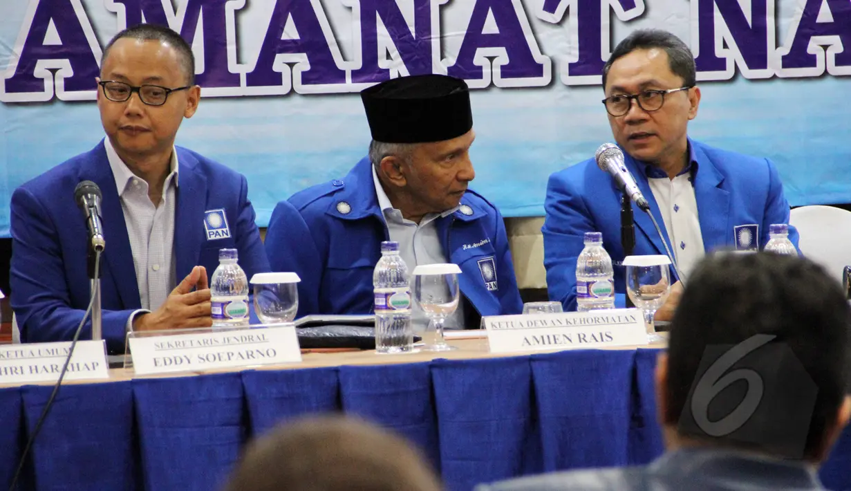 Ketua Umum DPP PAN Zulkifli Hasan (kanan) didampingi Ketua Dewan Kehormatan DPP PAN Amien Rais (tengah) memimpin rapat harian perdana PAN di Jakarta. Foto diambil pada Jumat (27/3/2015). (Liputan6.com/Helmi Afandi)