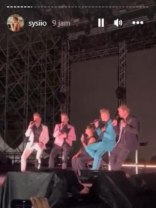 Sissy Prescillia, duduk di tengah antara para personel Westlife. Ia ikut bernyanyi bersama. (Foto: Instagram/@sysiio)