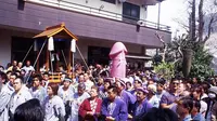 Orang-orang berkumpul untuk merayakan Kanamara Matsuri di Kawasaki, 2 April 2007. (Wikimedia/Creative Commons)