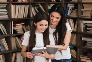 Dengan mengajak anak liburan ke perpustakaan umum dapat membentuk karakter, kecerdasan, hingga kedekatan emosional anak sejak dini. [Dok/freepik.com]