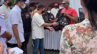 Mr Cuanisasi Bagikan 1000 Paket Sembako ke Pedagang Pasar Blahbatuh Gianyar