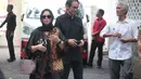 Musisi Addie MS bersama istrinya, Memes, tiba di rumah duka Guruh Soekarnoputra di Jalan Sriwijaya Raya, Kebayoran Baru, Jakarta Selatan, Sabtu (26/9/2026). Keduanya datang untuk menyampaikan belasungkawa kepada keluarga almarhum. (KLY/Budy Santoso)