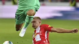 Gelandang Real Madrid, Eden Hazard berusaha melewati pemain Red Bull Salzburg, Rasmus Kristensen selama pertandingan persahabatan di Red Bull Arena, Austria (8/8/2019). Winger asal Belgia itu mencetak gol perdananya untuk klub barunya Real Madrid. (AP Photo/Kerstin Joensson)