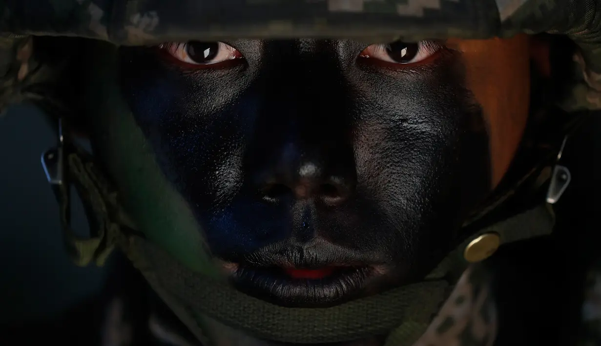 Seorang marinir Korea Selatan mengamankan area selama latihan reguler mereka di Pulau Yeonpyeong, Korea Selatan (1/11). AS dan Korsel sedang meninjau akan melakukan latihan militer skala besar tahun depan sebelum Desember. (AP Photo/Jeon Heon-kyun)