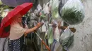 Warga memilih beberapa bahan masakan yang dibagikan secara cuma-cuma di permukiman RT 02/RW 04 kawasan Jati Padang, Jakarta, Jumat (6/3/2026). Selama Ramadan, terdapat sebuah kegiatan berbagi bantuan bahan makanan dan pakaian layak pakai yang rutin dilaksanakan dalam sembilan tahun terakhir. (merdeka.com/Arie Basuki)