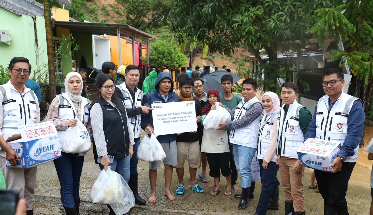 Relawan BRI Peduli menyalurkan paket makanan cepat saji kepada warga di Kota Padang yang terdampak banjir bandang. Ribuan paket telah dibagikan untuk memenuhi kebutuhan konsumsi darurat. Foto: BRI