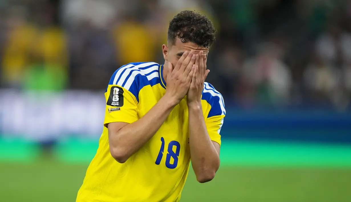 Gelandang muda Swedia, Yasin Ayari sukses mencuri perhatian publik setelah mencetak gol pembuka bagi timnya. Alih-alih berlari meluapkan kegembiraan, pemain milik Brighton & Hove Albion tersebut justru memilih untuk tidak melakukan selebrasi sama sekali setelah membobol gawang Tunisia. (AP Photo/Moises Castillo)