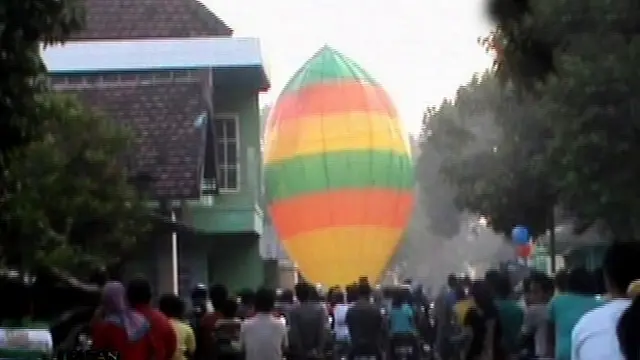 Merayakan tradisi lebaran Ketupat, warga di Jombang, jawa Timur menggelar tradisi unik menerbangkan 100 Balon raksasa.