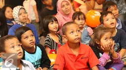 Anak-anak saat menonton acara Pekan Budaya Penduduk Asli Australia di Jakarta, (16/7). Acara bertema 'Songlines: The Living Narrative of Our Nation'. (Liputan6.com/Immanuel Antonius)