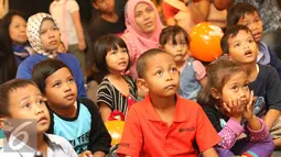 Anak-anak saat menonton acara Pekan Budaya Penduduk Asli Australia di Jakarta, (16/7). Acara bertema 'Songlines: The Living Narrative of Our Nation'. (Liputan6.com/Immanuel Antonius)