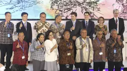 Gubernur BI Perry Warjiyo (bawah ketiga kanan), Menko Perekonomian Darmin Nasution (bawah tengah), Menkeu Sri Mulyani (bawah ketiga kiri) berpose saat acara Indonesia Investmen Forum 2018 di IMF-WB 2018, Bali, Selasa (9/10). (Liputan6.com/Angga Yuniar)