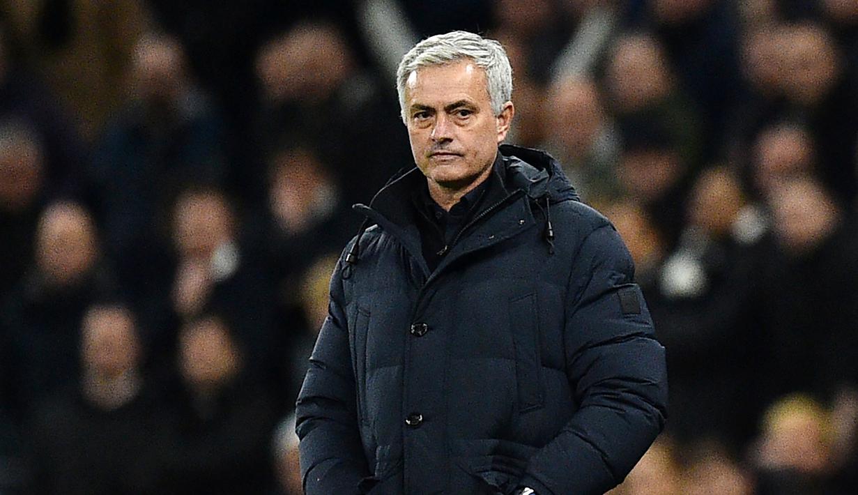 2. Jose Mourinho (Chelsea) - Pada musim 2014-2015 The Special One berhasil membawa Chelsea menjuarai Liga Inggris. Namun, karena permasalahan internal klub, Mourinho akhirnya dipecat pada 17 Desember 2015. (AFP/Glyn Kirk)