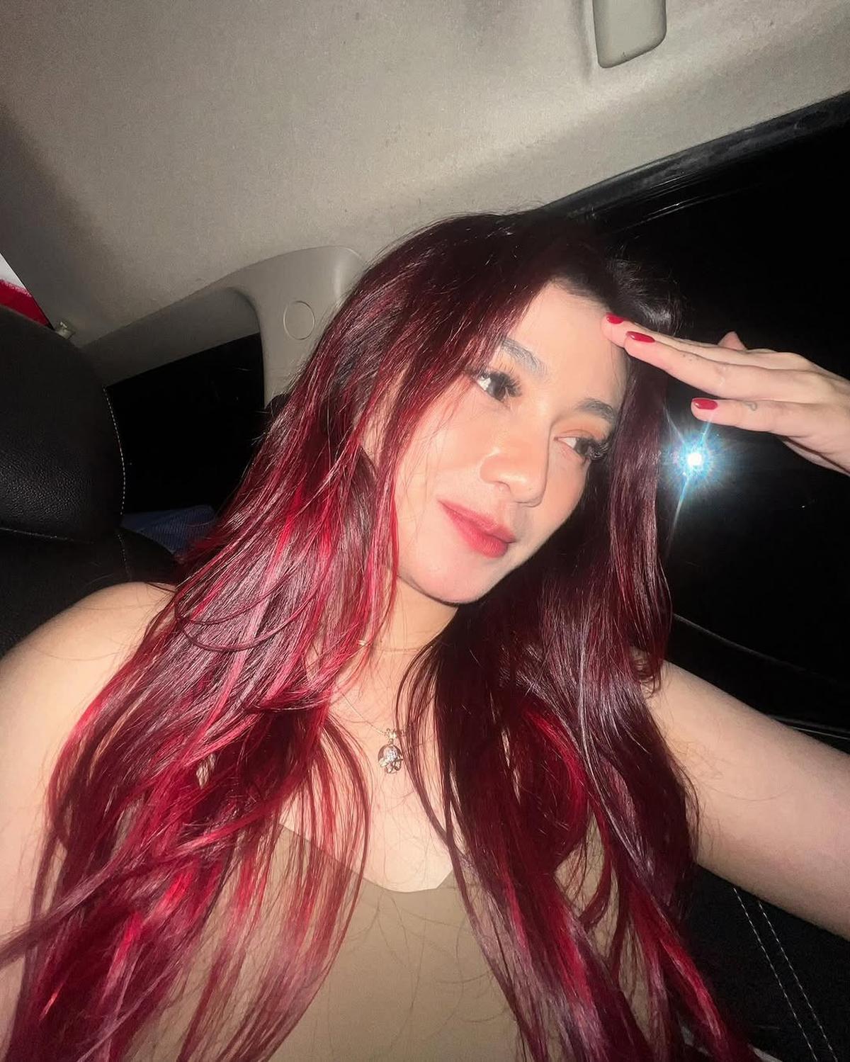 Dara The Virgin Unggah Foto Terbaru dengan Rambut Merah Menyala, Penampilannya Makin Memukau dan Berani