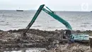Petugas Dinas SDA DKI Jakarta menggunakan kendaraan alat saat pengurukan lumpur di pesisir Ancol, Senin (11/1/2021). Setiap harinya lumpur dari hasil pengerukan sungai, waduk, hingga gorong-gorong di 5 wilayah DKI dibuang ke kawasan pesisir yang mencapai 400 truk. (merdeka.com/Iqbal S. Nugroho)