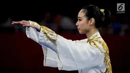 Aksi atlet wushu Indonesia, Lindswell Kwok saat bertanding pada Asian Games 2018 di JIExpo, Jakarta, Minggu (19/8). Sukses mengumpulkan poin tertinggi, Lindswell berpeluang meraih emas dari nomor Taijiquan dan Taijijian. (Bola.com/Vitalis Yogi Trisna)