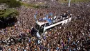 Timnas Argentina yang menjuarai Piala Dunia 2022 naik bus terbuka saat parade di Buenos Aires, Argentina, 20 Desember 2022. Jutaan orang menyambut kepulangan Lionel Messi dan kawan-kawan bak pahlawan usai Argentina menjuarai Piala Dunia 2022. (AP Photo/Rodrigo Abd)