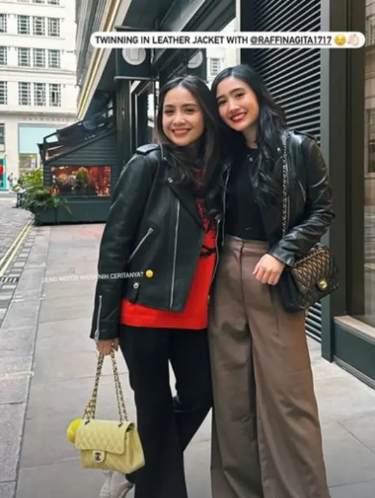 Febby Rastanty tampil chic mengenakan inner hitam ditumpuknya dengan jaket kulit hitam dan celana panjang cokelat. Mana gaya artis favoritmu, Sahabat FIMELA?