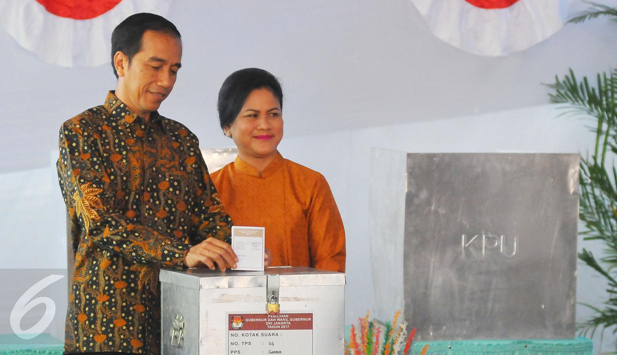 Presiden Joko Widodo didampingi Ibu negara Iriana memasukan surat suara pada Pilkada DKI 2017 di TPS IV, Jakarta, Rabu (15/2). Jokowi menggunakan hak suara untuk pemilihan Gubernur DKI Jakarta. (Liputan6.com/Angga Yuniar)