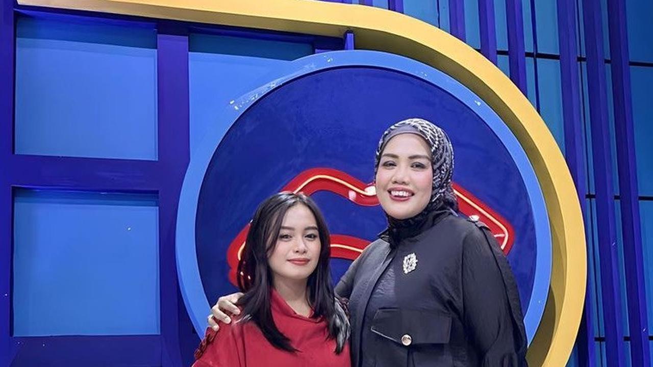 Ini potret Ulfi dengan Elly Sugigi. Sang ibunda telah memberikan restu untuk anaknya.