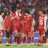 Dapat Pelukan Hangat dari Rekan Setim, Momen Mathew Baker Menangis Terharu usai Debut di Timnas Indonesia Vs Oman