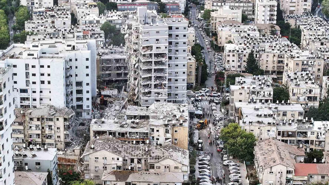 FOTO: Pemandangan Mengenaskan, Rudal Balistik Iran Hancurkan Bangunan di Kota Bat Yam Israel