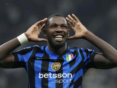 Pemain Inter Milan, Marcus Thuram, melakukan selebrasi setelah mencetak gol ke gawang Atalanta pada laga pekan ketiga Liga Italia di Stadion Giuseppe Meazza Sabtu (31/8/2024). (AP Photo/Luca Bruno)