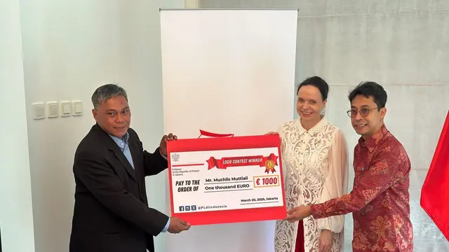 Muchlis Muttiali (kiri), pemenang kompetisi desain logo 70 tahun hubungan Polandia-RI dalam acara peluncuran logo di kediaman Dubes Polandia, Jakarta, Kamis (20/3/2025). (Liputan6.com/Benedikta Miranti)