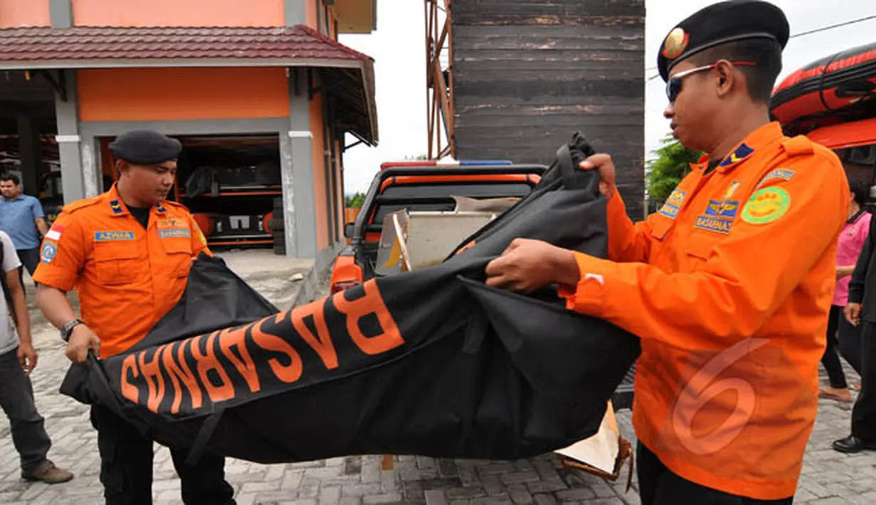 Petugas Basarnas Palu mengemas sejumlah serpihan yang diduga milik Pesawat AirAsia di halaman kantor Basarnas, Sulawesi Tengah, Rabu (4/2/2015). (Liputan6.com/Dio Pratama)