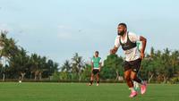 Penyerang baru Bali United Jefferson de Assis saat sesi Latihan Bersama Bali United di Bali United Training Center, Rabu (5/7/2023). (Bola.com/Alit Binawan)